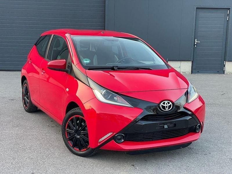 Gebraucht Toyota Aygo X-play 69 PS (50 kW) 2015 Rot Kleinwagen