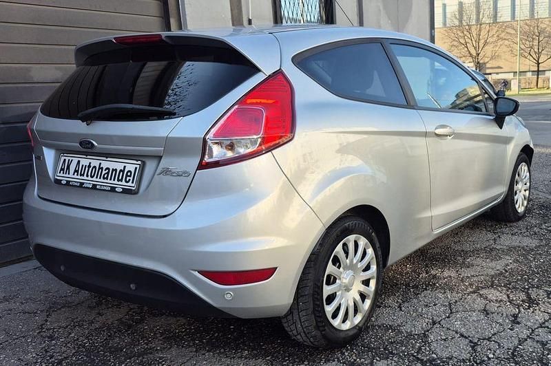 Gebraucht Ford Fiesta Trend 101 PS (74 kW) 2013 Grau Kleinwagen