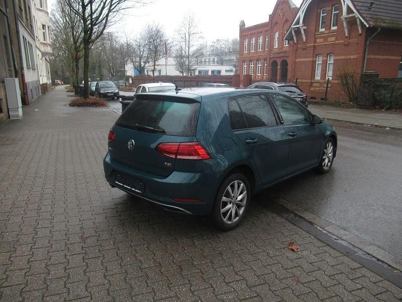 Gebraucht VW Golf Sound 150 PS (110 kW) 2017 Grün Limousine
