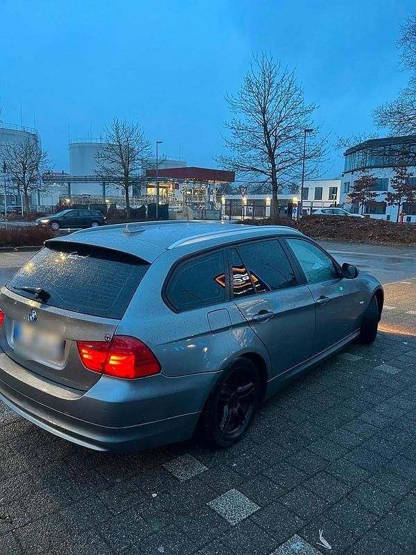 Gebraucht BMW 318 143 PS (105 kW) 2012 Grau Kombi