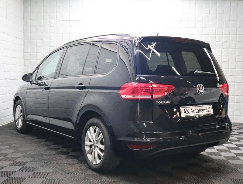 Second-hand VW Touran Comfortline 116 CP (85 kW) 2019 Negru Monovolum