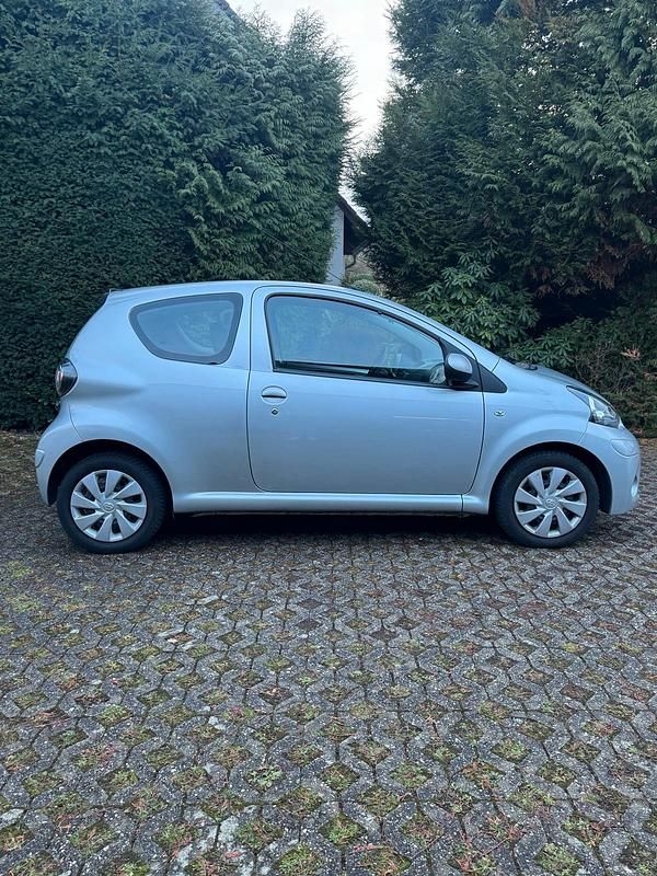 Gebraucht Toyota Aygo 68 PS (50 kW) 2012 Silber Kleinwagen