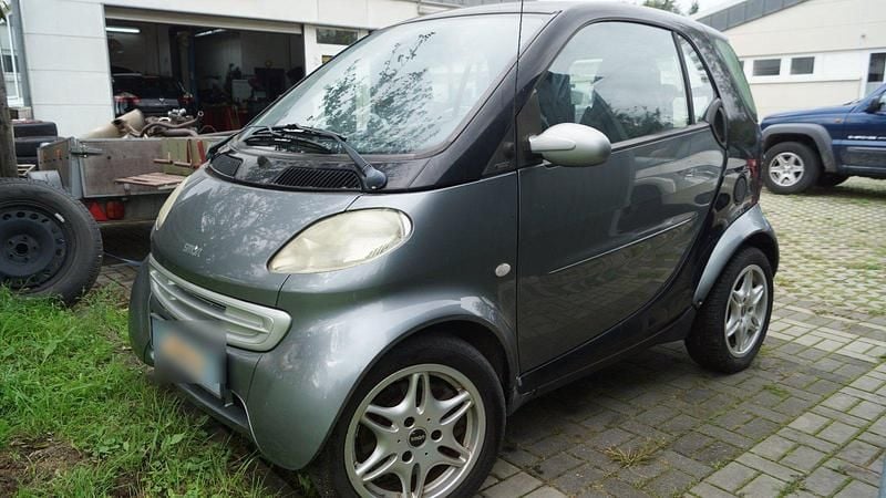Grau Gebraucht 2002 Smart ForTwo Coupé Passion Kleinwagen | 1.200 € - Bild 1/4