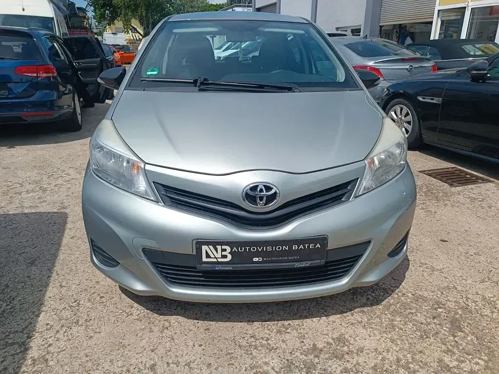 Gebraucht Toyota Yaris Cool 90 PS (66 kW) 2012 Silber Kleinwagen