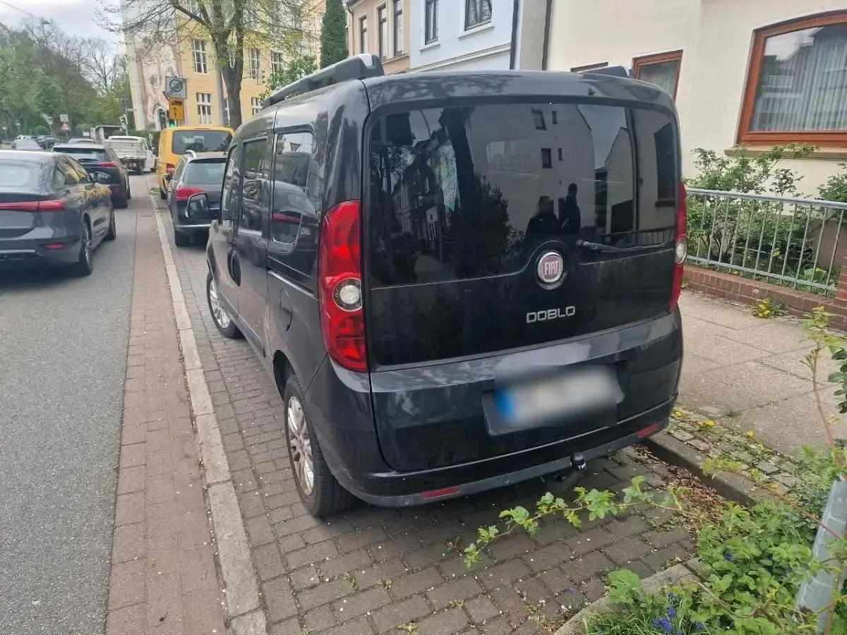 Gebraucht Fiat Doblò 90 PS (66 kW) 2012 Schwarz Van / Kleinbus