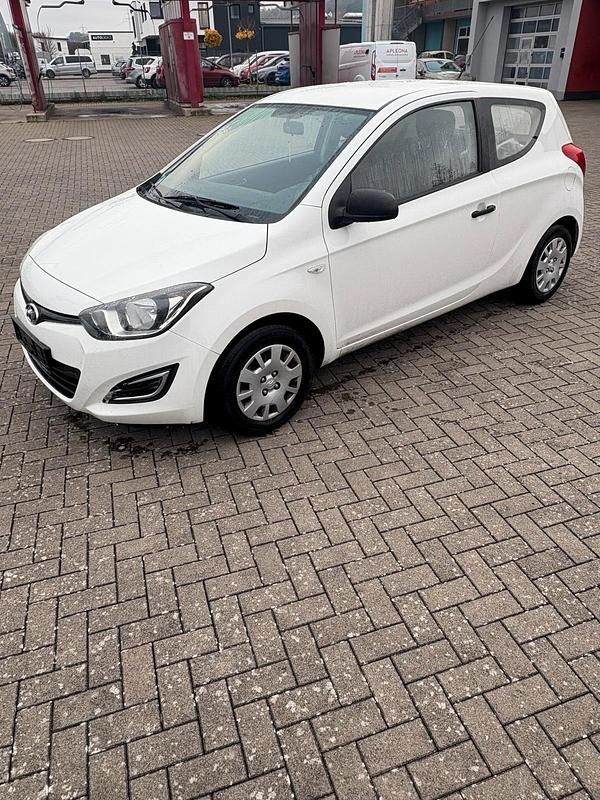 Weiß Gebraucht 2013 Hyundai i20 Kleinwagen | 2.690 € - Bild 1/4