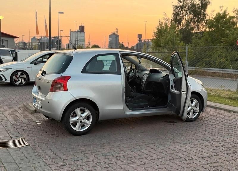 Grau Gebraucht 2006 Toyota Yaris Kleinwagen | 2.300 € (Fairer Preis) - Bild 1/4
