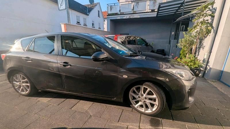 Grau Gebraucht 2012 Mazda 3 Limousine | 2.490 € (Guter Preis) - Bild 1/4