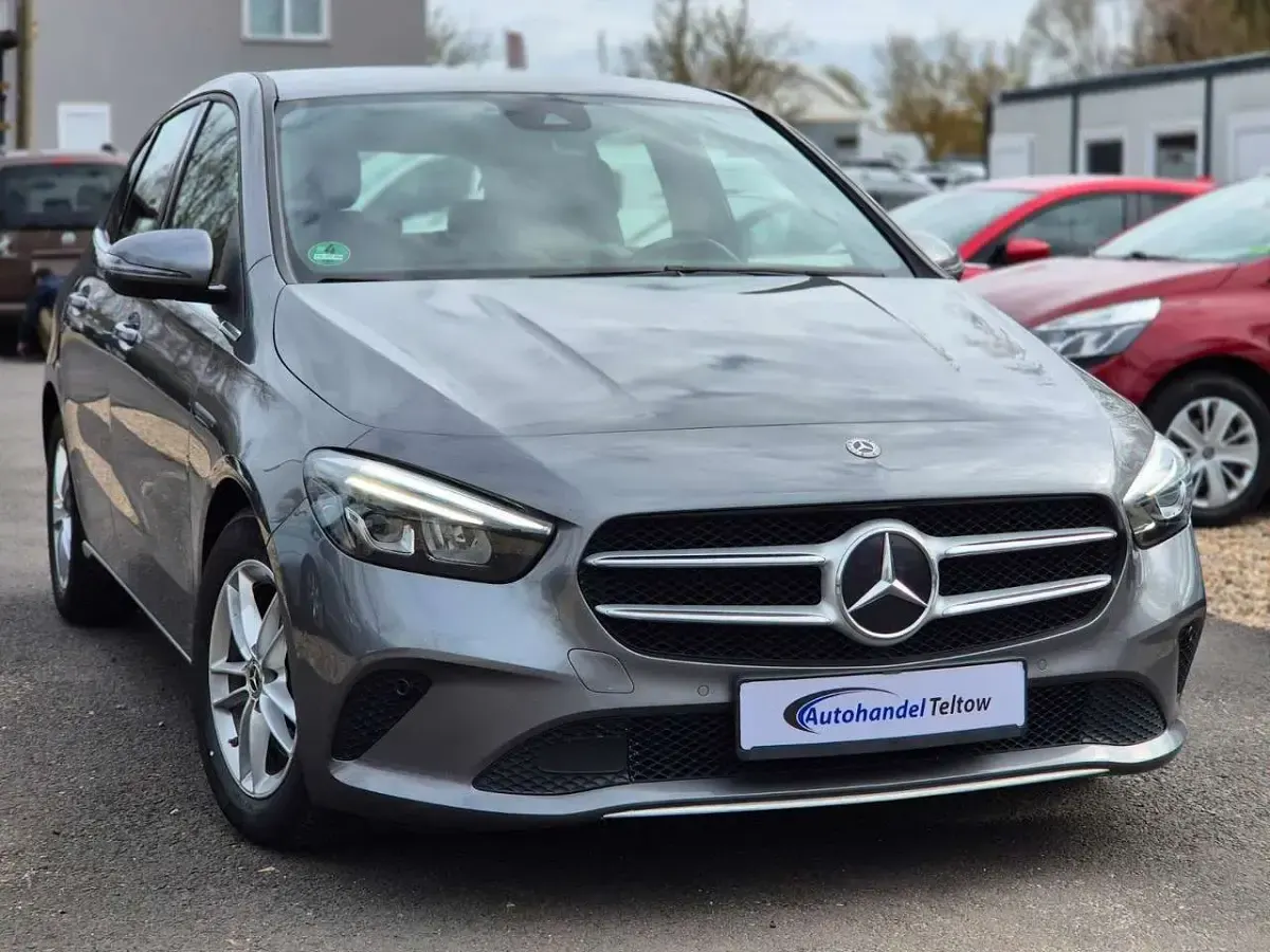 Gebraucht Mercedes B200 150 PS (110 kW) 2019 Mountaingrau Kleinwagen