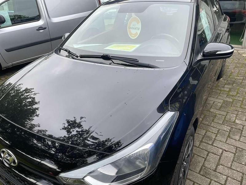 Schwarz Gebraucht 2017 Hyundai i20 Classic Kleinwagen | 8.900 € (Fairer Preis) - Bild 1/4