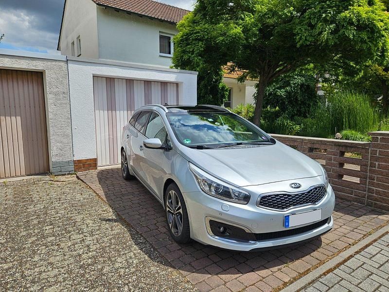 Silber Gebraucht 2017 Kia Ceed Sportswagon Platinum Kombi | 8.950 € (Fairer Preis) - Bild 1/4