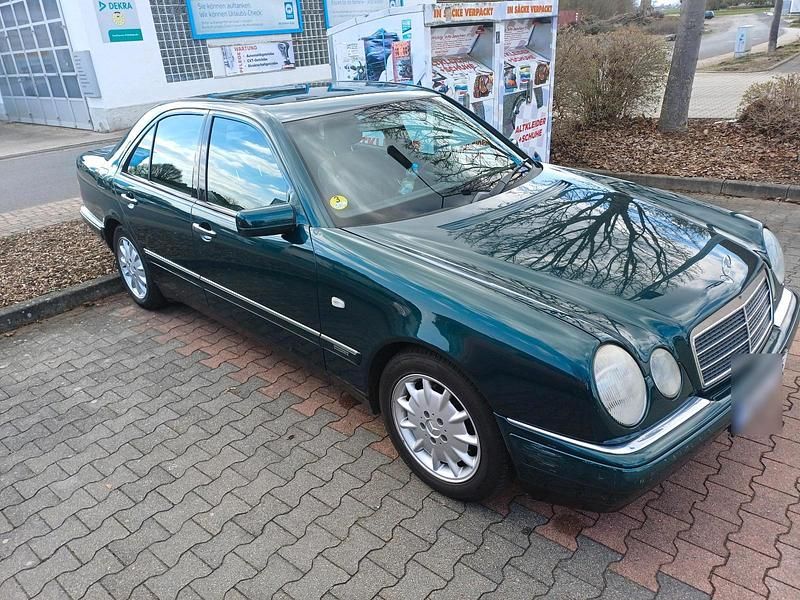 Gebraucht Mercedes E220 95 PS (69 kW) 1998 Grün Limousine