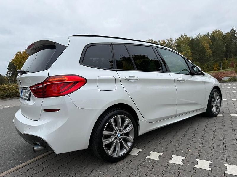 Weiß Gebraucht 2017 BMW 220 Gran Tourer M Sport Van / Kleinbus | 19.300 € (Guter Preis) - Bild 1/4