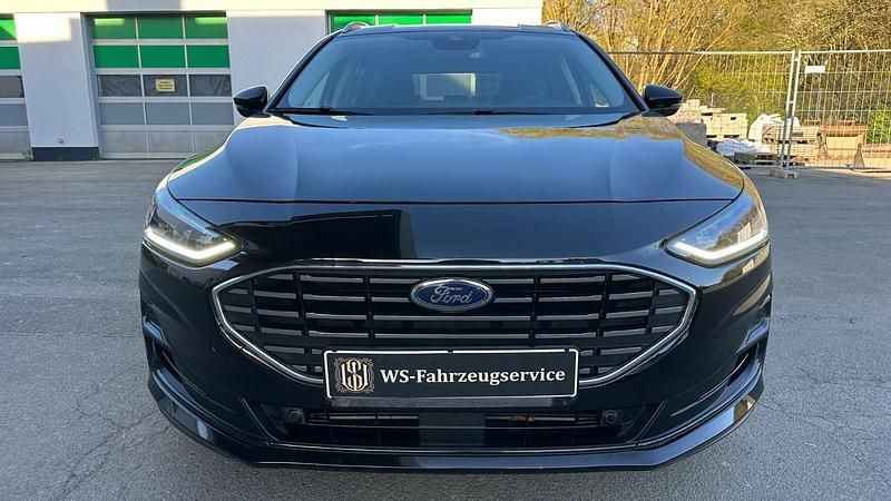 Käytetty Ford Focus Titanium 125 HP (91 kW) 2022 Musta Farmari