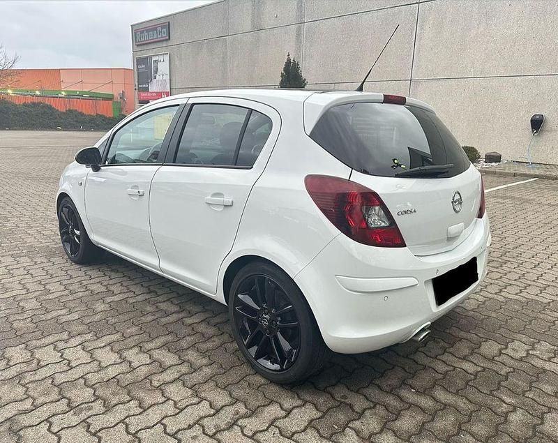Gebraucht Opel Corsa Color Edition 101 PS (74 kW) 2011 Weiß Kleinwagen