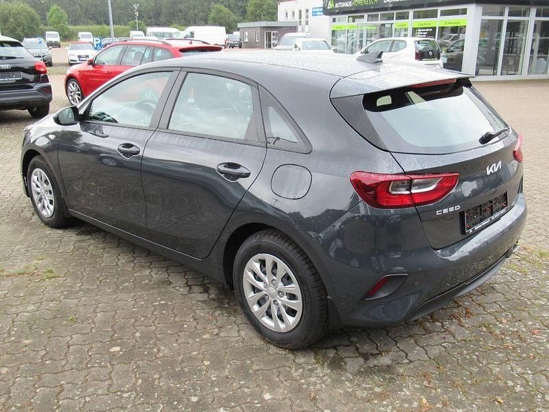 Neu Kia Ceed Vision 140 PS (102 kW) 2025 Grau Kleinwagen