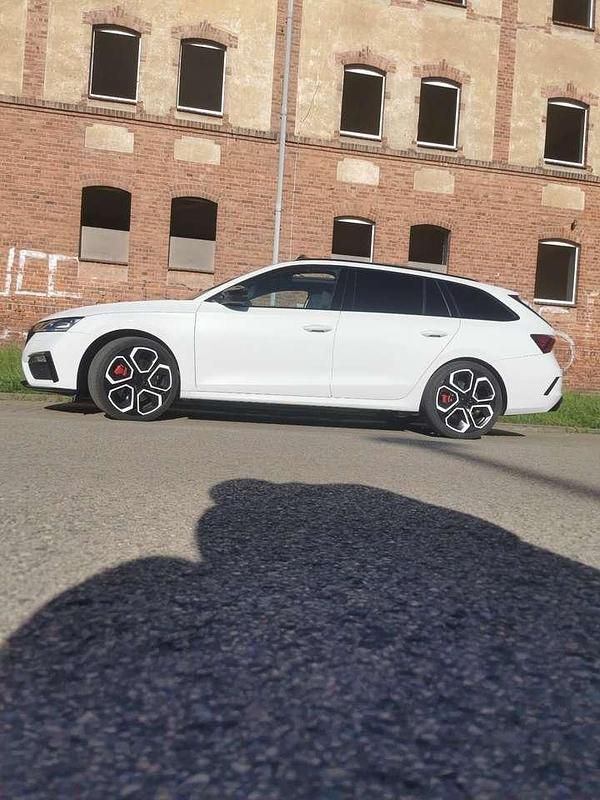 Weiß Gebraucht 2021 Skoda Octavia RS Kombi | 28.590 € (Fairer Preis) - Bild 1/4