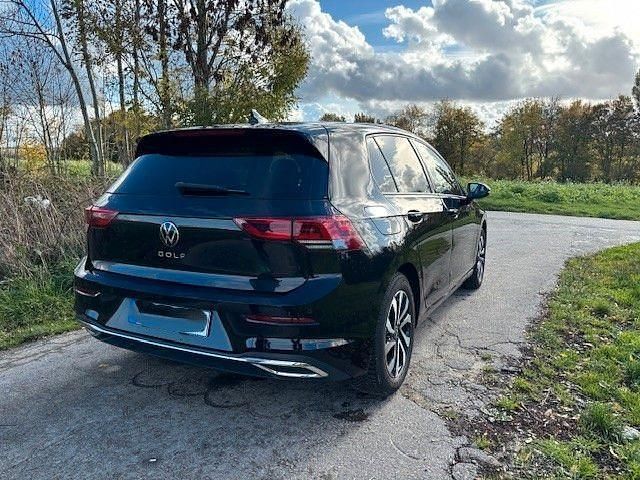 Schwarz Gebraucht 2022 VW Golf VIII Life Limousine | 21.490 € (Guter Preis) - Bild 1/4