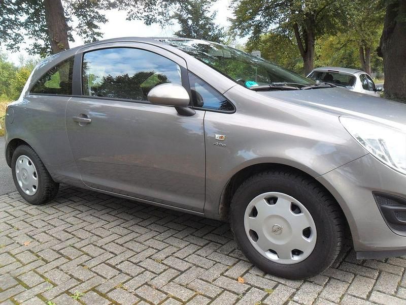 Gebraucht Opel Corsa Active 69 PS (50 kW) 2013 Braun Kleinwagen