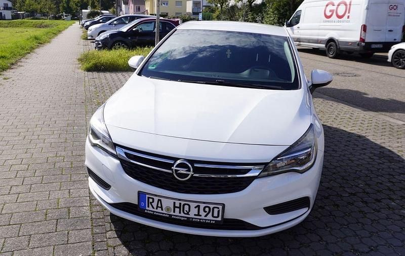 Weiß Gebraucht 2016 Opel Astra Edition Limousine | 8.100 € (Fairer Preis) - Bild 1/4