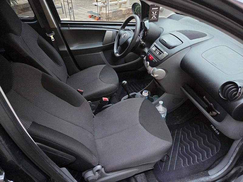 Gebraucht Toyota Aygo 68 PS (50 kW) 2012 Grau Kleinwagen