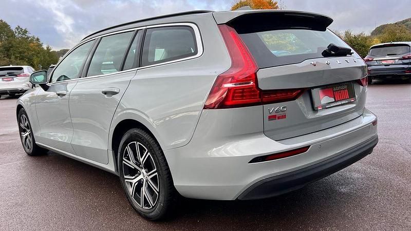 Używany Volvo V60 Core 197 KM (144 kW) 2024 Szary Kombi