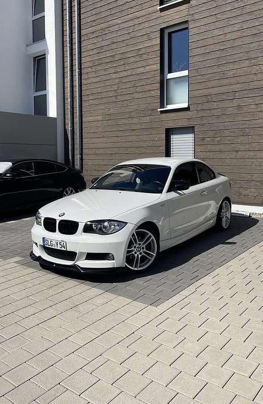 Weiß Gebraucht 2011 BMW 118 Coupé M Sport Coupé | 9.490 € (Etwas zu teuer) - Bild 1/4