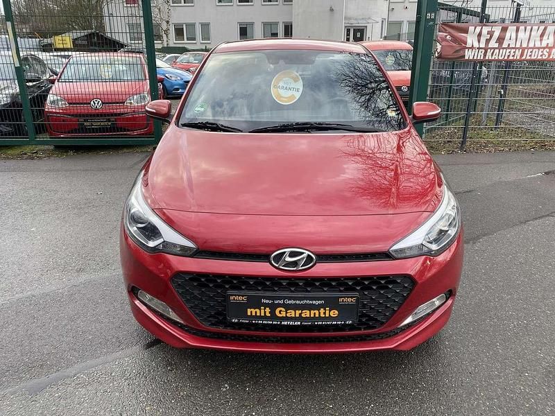 Gebraucht Hyundai i20 Passion 84 PS (61 kW) 2016 Red passion / mic Kleinwagen