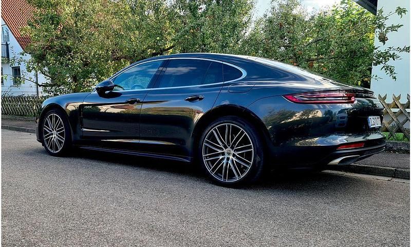 Grau Gebraucht 2019 Porsche Panamera 4 Limousine | 64.000 € (Guter Preis) - Bild 1/4