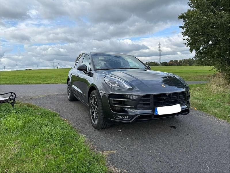 Grau Gebraucht 2016 Porsche Macan Turbo Chrono SUV | 39.999 € (Fairer Preis) - Bild 1/4