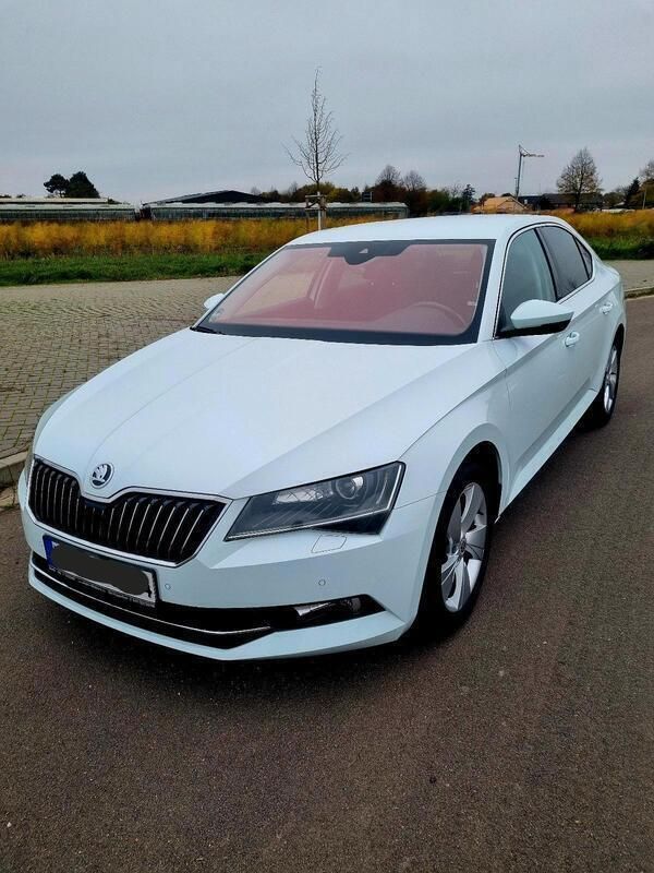 Weiß Gebraucht 2017 Skoda Superb Limousine | 14.900 € - Bild 1/4