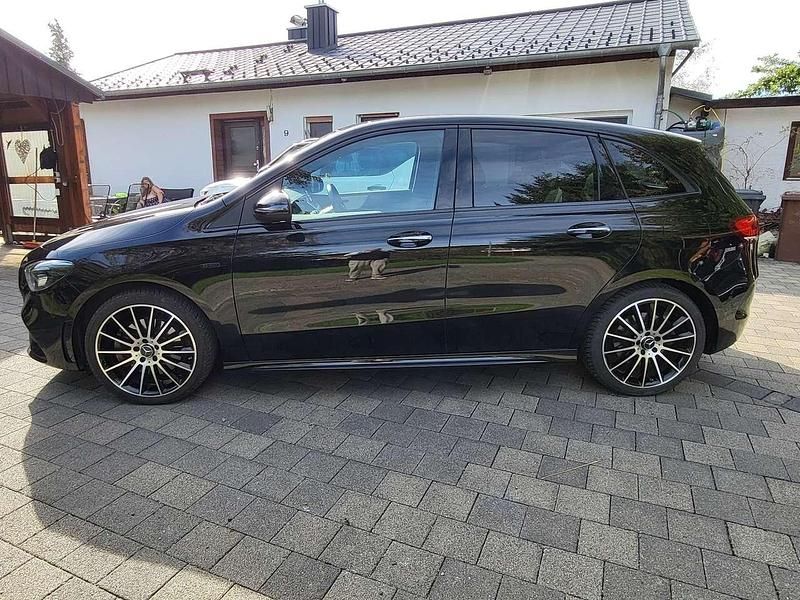 Schwarz Gebraucht 2020 Mercedes B250e AMG line Van / Kleinbus | 25.700 € (Fairer Preis) - Bild 1/4