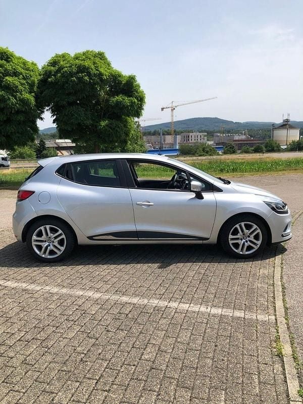 Gebraucht Renault Clio IV Life 75 PS (55 kW) 2018 Silber Kleinwagen
