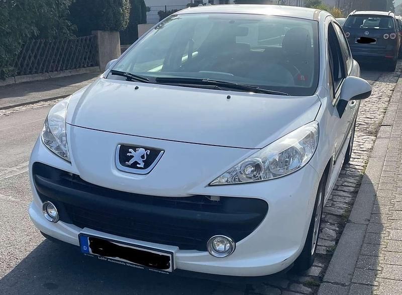 Weiß Gebraucht 2009 Peugeot 207 Limousine | 4.200 € (Etwas zu teuer) - Bild 1/4