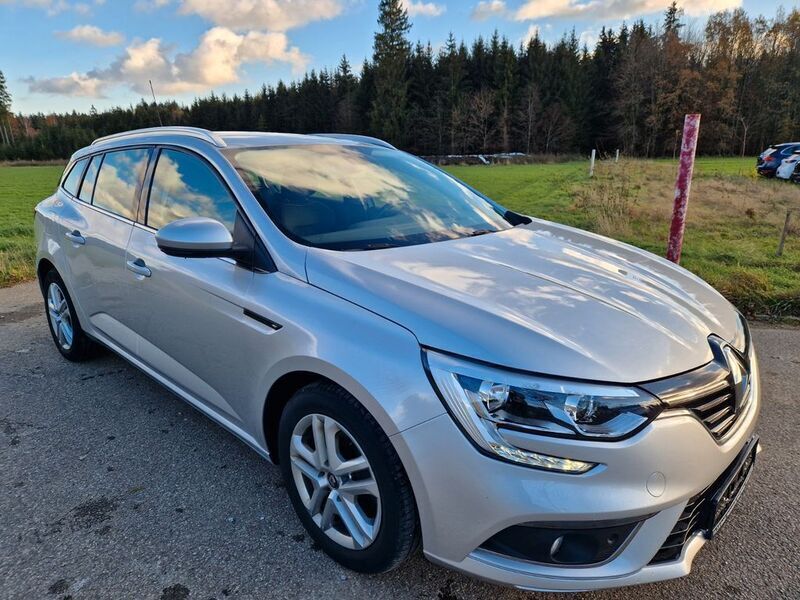 Grau Gebraucht 2019 Renault Mégane IV Business Limousine | 14.980 € (Etwas zu teuer) - Bild 1/4
