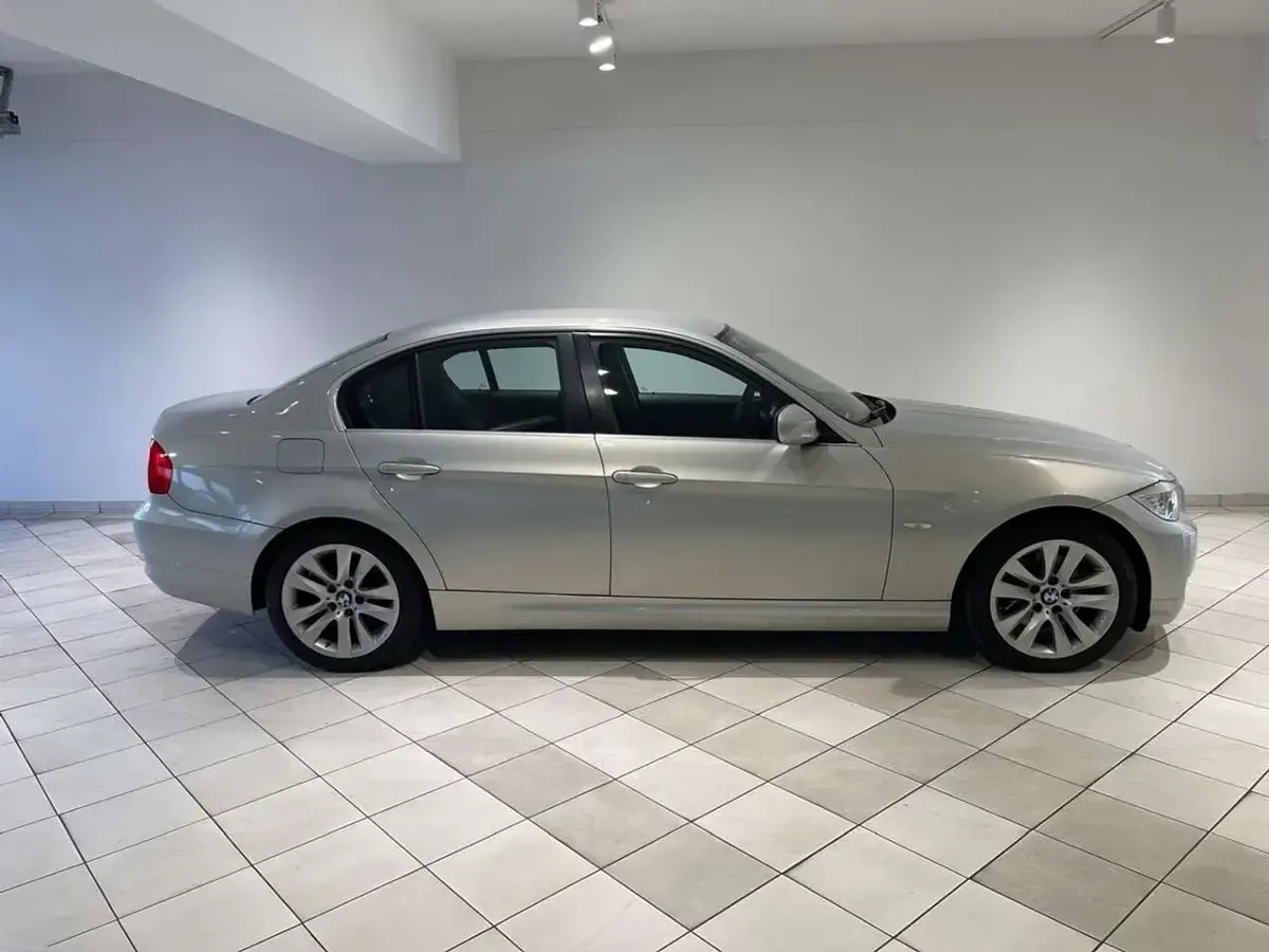 Gebraucht BMW 320 184 PS (135 kW) 2011 Grau Limousine