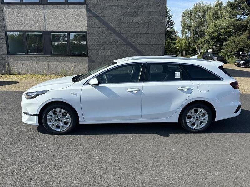 Gebraucht Kia Ceed 74 PS (54 kW) 2024 Weiss Kleinwagen