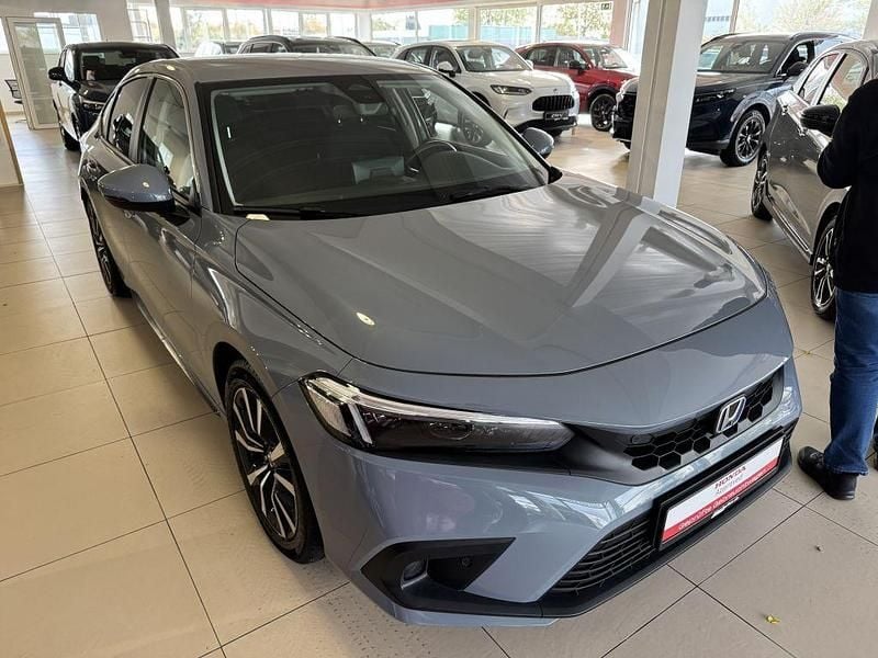 Sonic grey pearl Gebraucht 2024 Honda Civic Elegance Limousine | 28.990 € (Superpreis) - Bild 1/4
