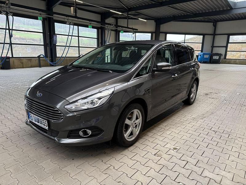 Gebraucht Ford S-MAX Titanium 160 PS (117 kW) 2018 Silber Van / Kleinbus