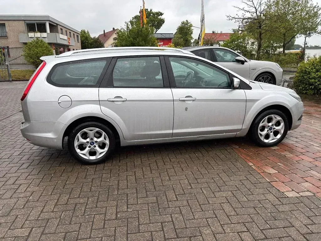 Gebraucht Ford Focus Style 109 PS (80 kW) 2010 Silber Limousine