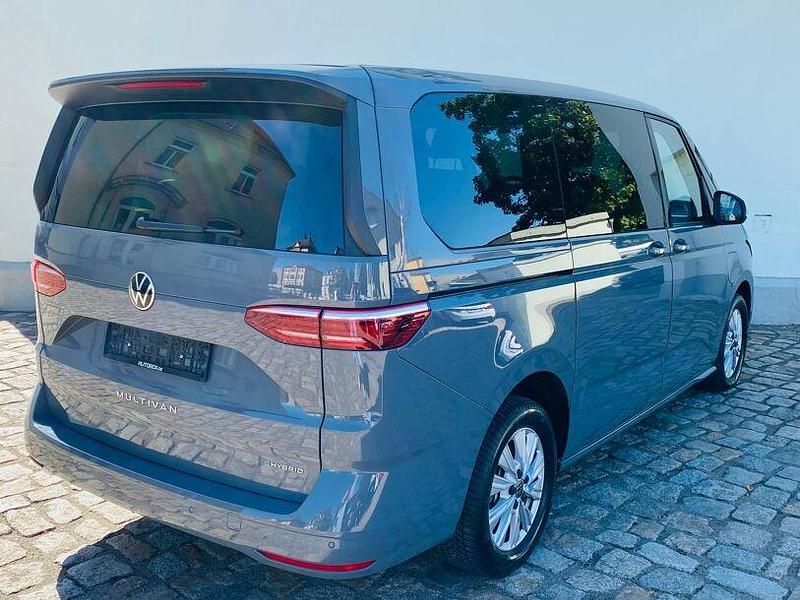 Gebraucht VW Multivan Life 150 PS (110 kW) 2024 Pure grey Van