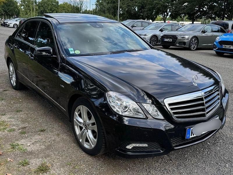 Schwarz Gebraucht 2009 Mercedes E350 Avantgarde Limousine | 8.999 € (Superpreis) - Bild 1/4