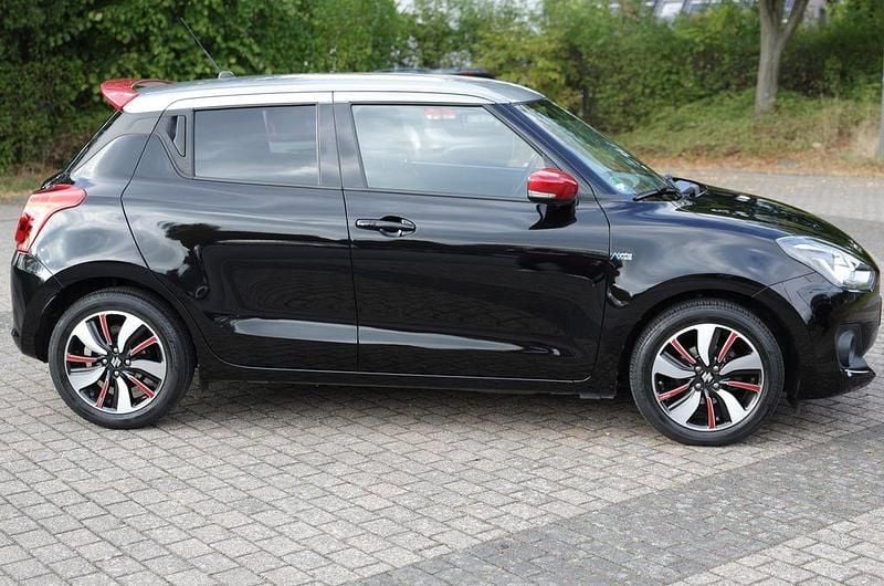 Schwarz Gebraucht 2018 Suzuki Swift Comfort+ Limousine | 11.900 € (Fairer Preis) - Bild 1/4