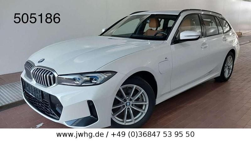 Alpinweiss iii Gebraucht 2023 BMW 330e M Sport Kombi | 34.450 € (Guter Preis) - Bild 1/4