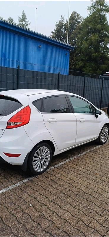 Gebraucht Ford Fiesta 82 PS (60 kW) 2010 Weiß Kleinwagen