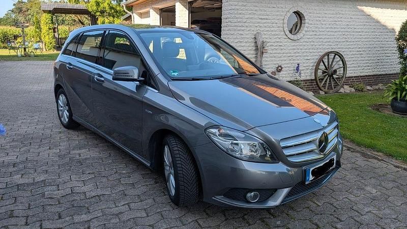 Grau Gebraucht 2012 Mercedes 180 Limousine | 10.000 € (Fairer Preis) - Bild 1/4