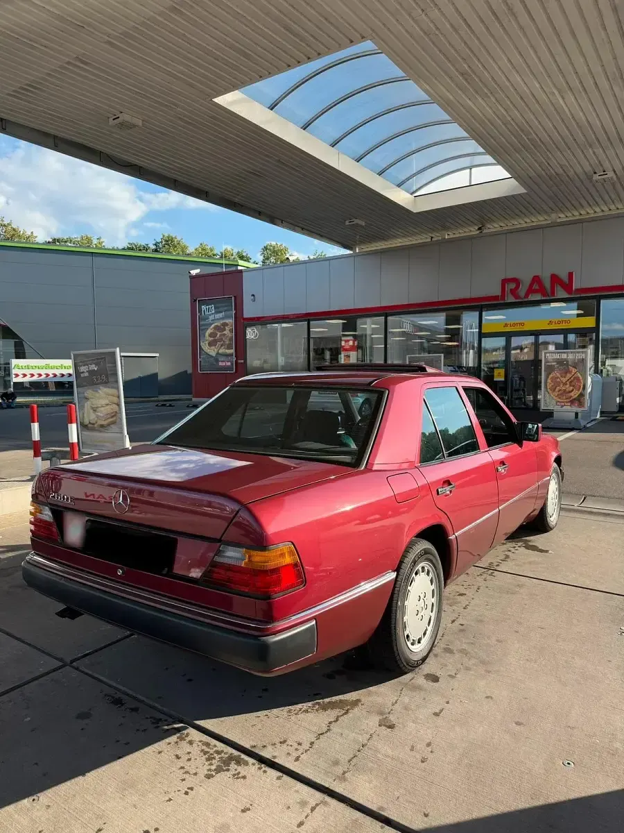 Gebraucht Mercedes E260 160 PS (117 kW) 1990 Rot Limousine