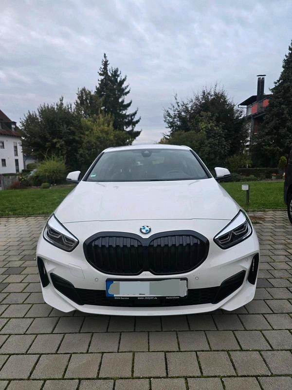 Weiß Gebraucht 2020 BMW 118 Shadowline Kleinwagen | 22.990 € (Etwas zu teuer) - Bild 1/4