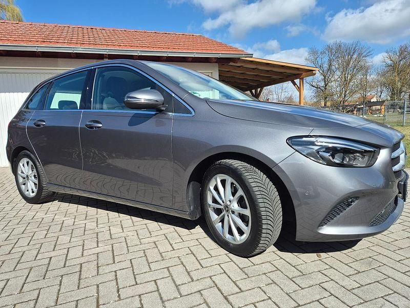 Gebraucht Mercedes B200 163 PS (119 kW) 2019 Grau Van / Kleinbus
