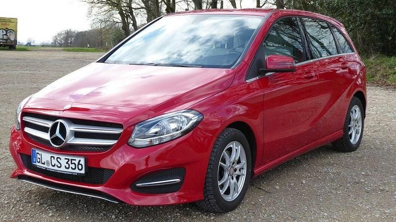 Gebraucht Mercedes B180 122 PS (89 kW) 2016 Rot Van / Kleinbus